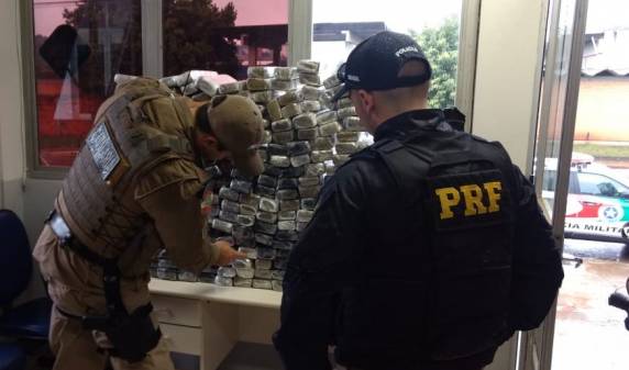 Ação conjunta PRF e PM apreende quase 200 quilos de maconha e
detém um homem em Chapecó - foto 6