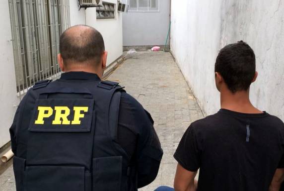 PRF recupera carro roubado e prende foragido da prisão na BR 101 em Biguaçu - foto 2