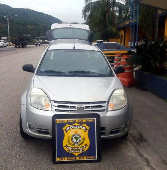 Veículo roubado é recuperado e homem com mandado de prisão é
detido na BR 101 em Biguaçu - foto 2