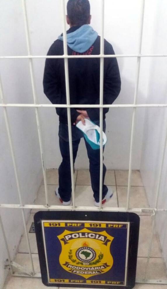 Veículo roubado é recuperado e homem com mandado de prisão é
detido na BR 101 em Biguaçu - foto 3