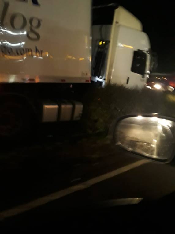Acidente mata três pessoas e deixa três
feridos na BR-101 - foto 2