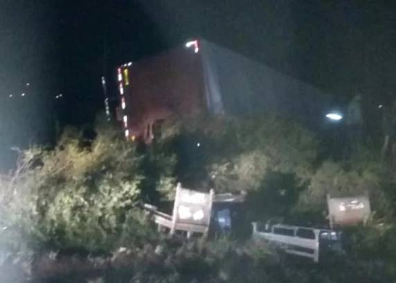 Acidente mata três pessoas e deixa três
feridos na BR-101 - foto 3