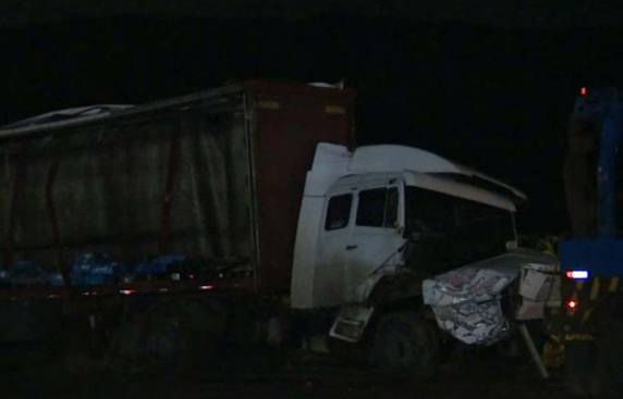 Acidente mata três pessoas e deixa três
feridos na BR-101 - foto 4