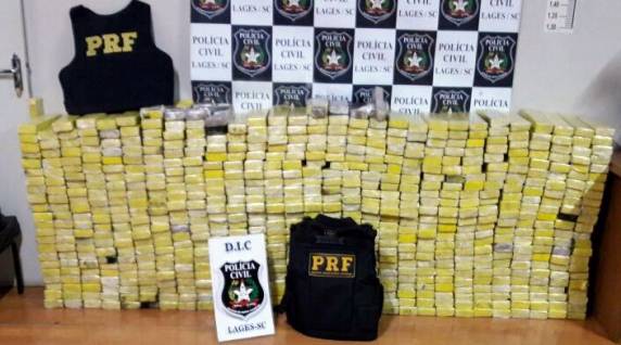 Ação conjunta PRF,
Polícia Civil e PM apreende aproximadamente 700 quilos de maconha em fundo falso de caminhão no plana - foto 2