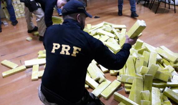 Ação conjunta PRF,
Polícia Civil e PM apreende aproximadamente 700 quilos de maconha em fundo falso de caminhão no plana - foto 3