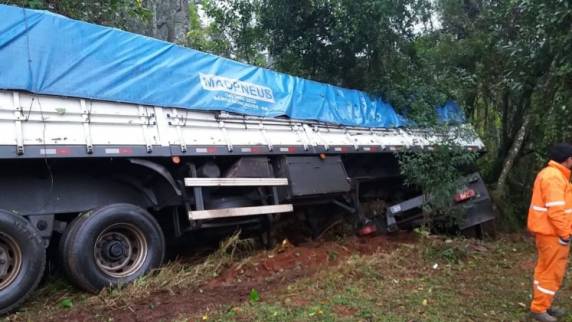 Colisão entre carro e caminhão deixa um morto na RSC-453, em Lajeado - foto 2