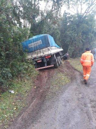 Colisão entre carro e caminhão deixa um morto na RSC-453, em Lajeado - foto 6