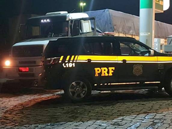 Carreta com 450 mil 

maços de cigarros paraguaios é apreendida pela PRF no oeste catarinense - foto 3