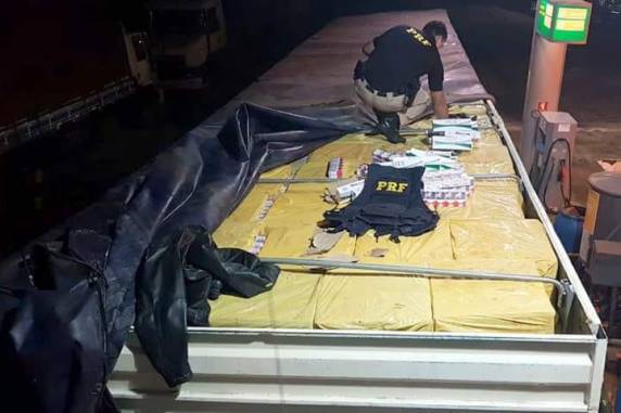 Carreta com 450 mil 

maços de cigarros paraguaios é apreendida pela PRF no oeste catarinense - foto 2