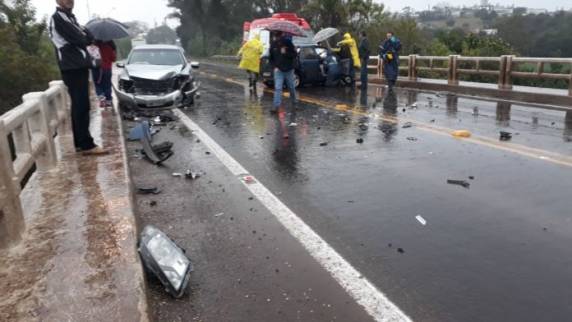 Trânsito ficou trancado por cerca de uma hora, 

gerando congestionamento em ambos sentidos