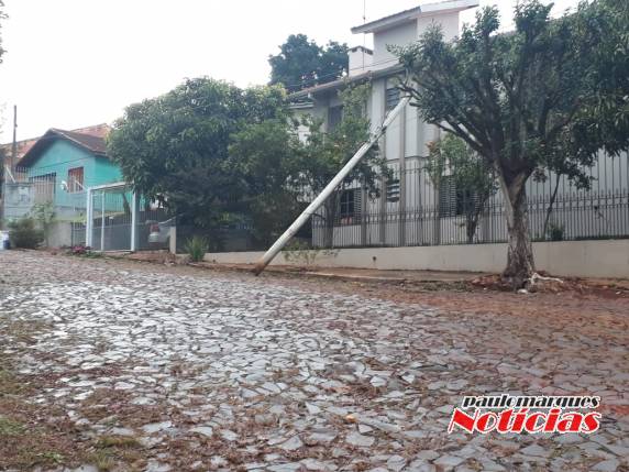 Bombeiros isolam local onde caminhão enroscou em fios energizados, em Três de Maio - foto 2