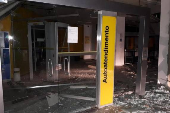 Criminosos explodem banco e promovem apagão em Canguçu - foto 4