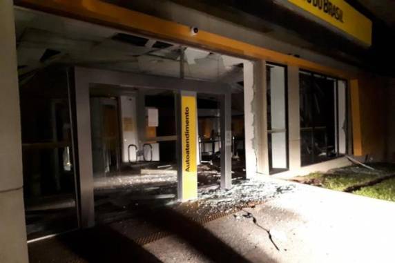 Criminosos explodem banco e promovem apagão em Canguçu - foto 2