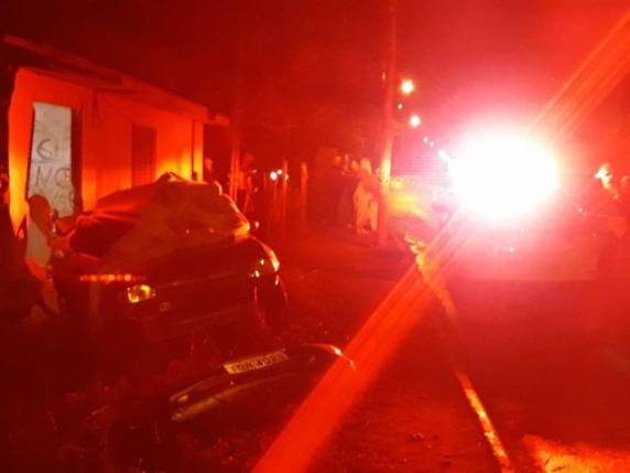 Uma família estava dormindo na casa no momento da ocorrência e foi surpreendida com a queda da 

parede e da janela frontal da casa