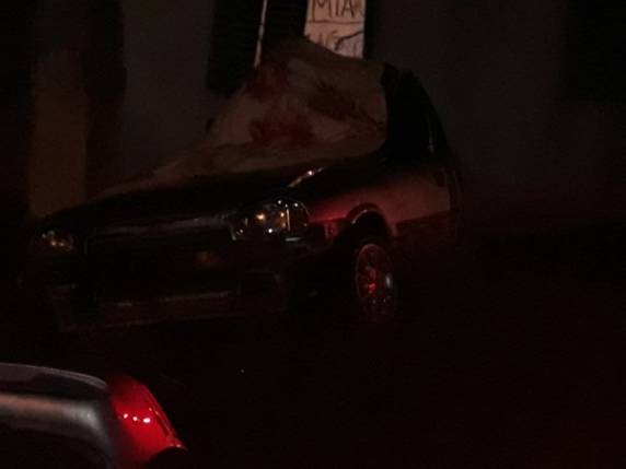 Uma família estava dormindo na casa no momento da ocorrência e foi surpreendida com a queda da 

parede e da janela frontal da casa