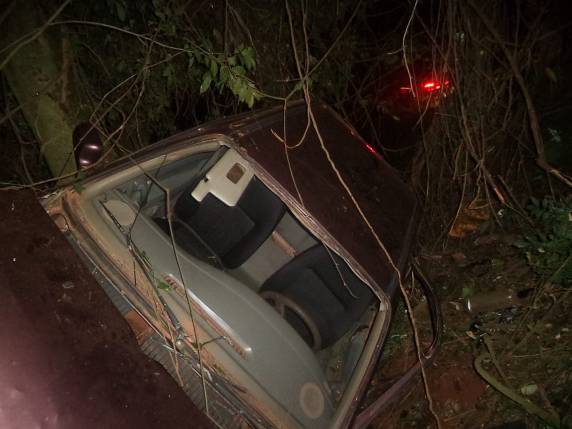 Saída de pista deixa dois feridos na RS 344 entre Santa Rosa e Giruá - foto 2