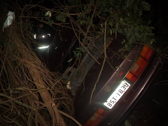 Saída de pista deixa dois feridos na RS 344 entre Santa Rosa e Giruá - foto 3