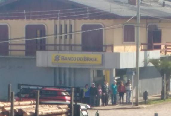 Um quarto 

suspeito foi preso. Na tarde desta quinta-feira (5), grupo de criminosos assaltou duas agências e fez reféns na cidade da serra gaúcha. Segundo a polícia, o tiroteio aconteceu próximo a uma 

fazenda, no interior do município