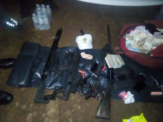 Um quarto 

suspeito foi preso. Na tarde desta quinta-feira (5), grupo de criminosos assaltou duas agências e fez reféns na cidade da serra gaúcha. Segundo a polícia, o tiroteio aconteceu próximo a uma 

fazenda, no interior do município