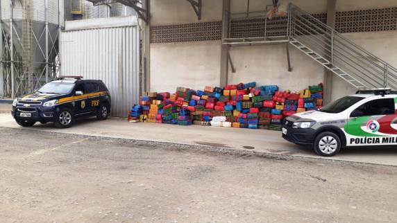 Ação conjunta PRF, PM e PF apreende carreta com mais 

de cinco toneladas de maconha na BR 470 em Rio do Sul - foto 3