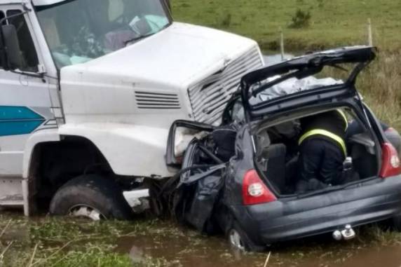 Vítimas estavam em carro atingido por caminhão que desviava de um terceiro veículo parado na pista
