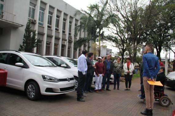 Saúde adquire 

dois novos veículos para transporte de pacientes - foto 2