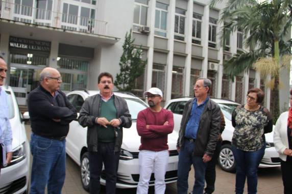 Saúde adquire 

dois novos veículos para transporte de pacientes - foto 3