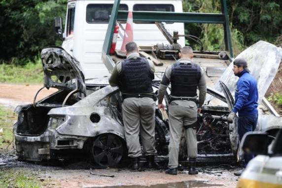 Criminosos usaram moradores como cordão humano, trocaram tiros com a polícia e incendiaram veículos