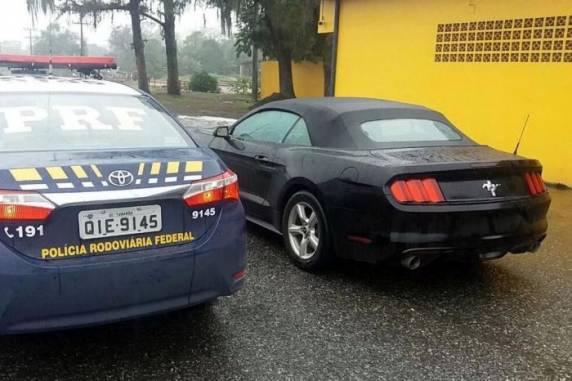 Segundo a polícia, o carro esportivo de luxo foi importado de forma irregular