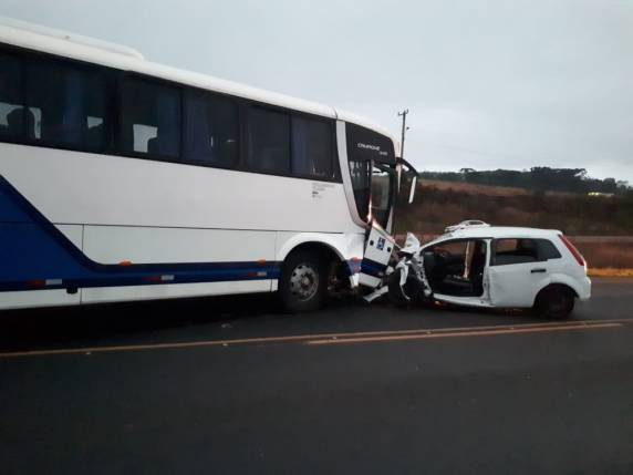 Dois passageiros sofreram ferimentos graves. 

Colisão frontal ocorreu por volta das 5h35, no km 489,3.