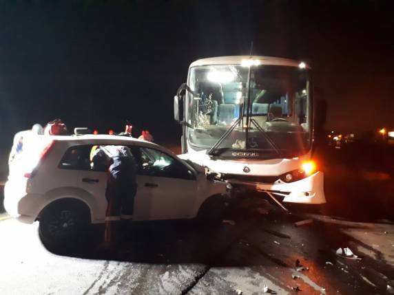 Dois passageiros sofreram ferimentos graves. 

Colisão frontal ocorreu por volta das 5h35, no km 489,3.