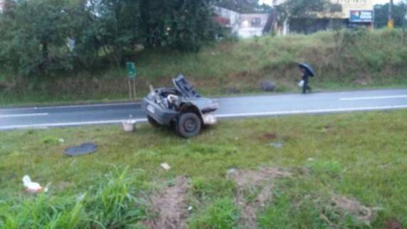 Condutores de dois carros saíram com ferimentos leves do acidente
