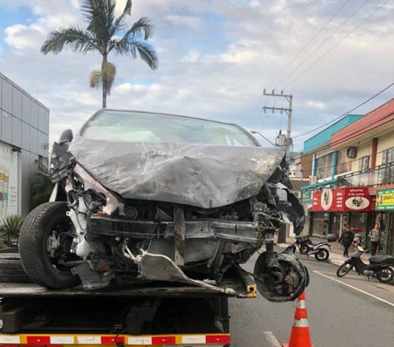 Jovem bêbado e sem CNH deixa carro 'em pé' ao lado de estátua após invadir posto em SC - foto 3