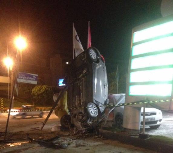 A colisão ocorreu por volta das 6h, no km 134, na marginal sentido Sul da BR-101. Motorista estava sozinho e sofreu ferimentos leves