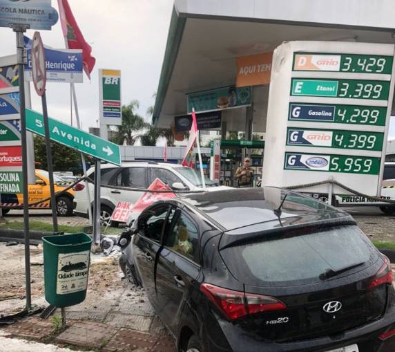 Jovem bêbado e sem CNH deixa carro 'em pé' ao lado de estátua após invadir posto em SC - foto 2