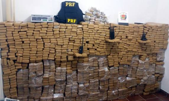Ação conjunta PRF e PM/SC apreende mais de uma tonelada de maconha no litoral catarinense - foto 4
