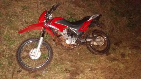 Veículo de carga realizava ultrapassagem quando a motocicleta dobrou à esquerda e colidiu na lateral do caminhão