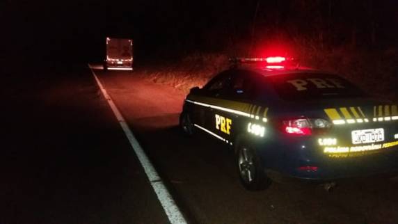 Veículo de carga realizava ultrapassagem quando a motocicleta dobrou à esquerda e colidiu na lateral do caminhão
