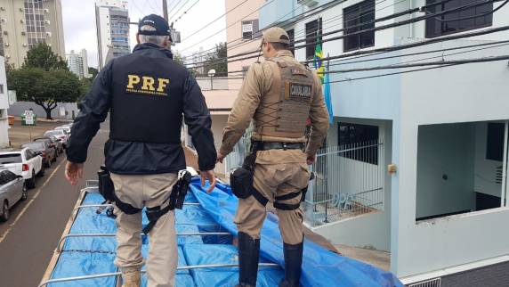 Em
duas ações conjuntas, PRF e PM/SC apreendem cerca de 427 mil maços de cigarros contrabandeados em Chapecó - foto 3