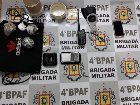 Dois homens foram presos pela BM por tráfico de drogas, em
Santa Rosa - foto 2
