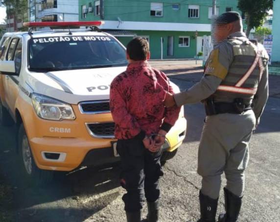 Jovem foi preso 

no Litoral Norte por avisar sobre blitz, que também resultou na prisão de um foragido da Justiça