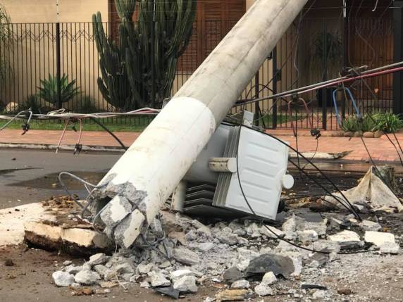 Condutor bate veículo contra poste de rede de energia elétrica em Cruz Alta - foto 2