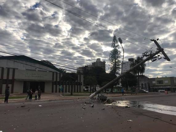 Condutor bate veículo contra poste de rede de energia elétrica em Cruz Alta - foto 3