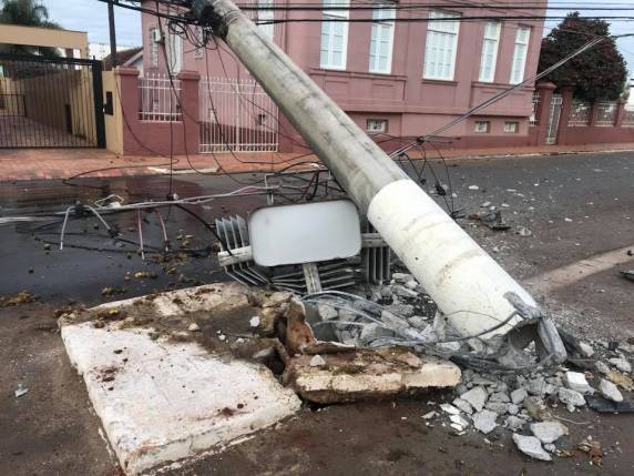Condutor bate veículo contra poste de rede de energia elétrica em Cruz Alta - foto 4
