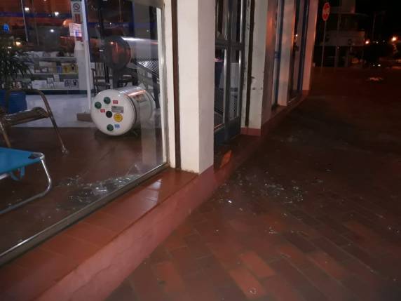 Vitrine de loja é quebrada no Centro de Três de Maio - foto 3