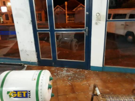 Vitrine de loja é quebrada no Centro de Três de Maio - foto 2
