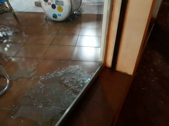 Vitrine de loja é quebrada no Centro de Três de Maio - foto 4