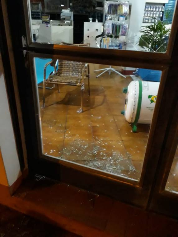 Vitrine de loja é quebrada no Centro de Três de Maio - foto 6