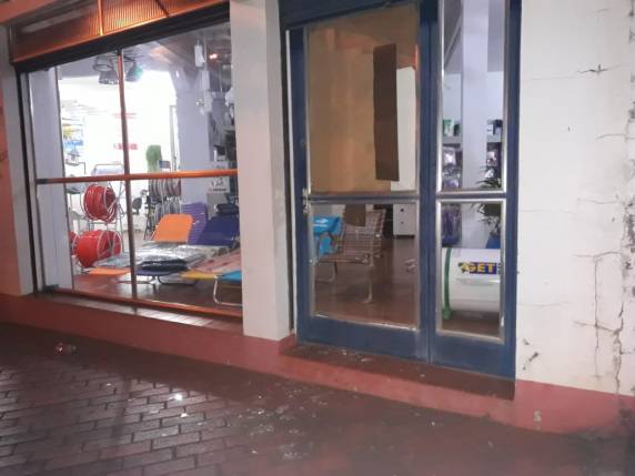 Vitrine de loja é quebrada no Centro de Três de Maio - foto 5
