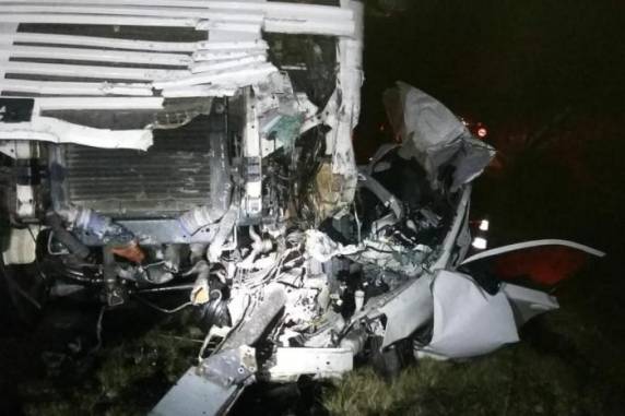 A colisão frontal ocorreu pouco depois das 18h, no km 486 da rodovia